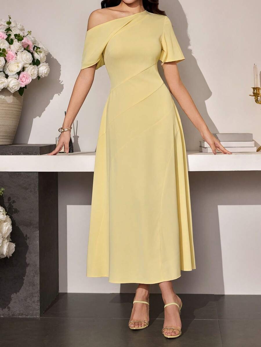 SHEIN Modely فستان أسيمتري أنيق