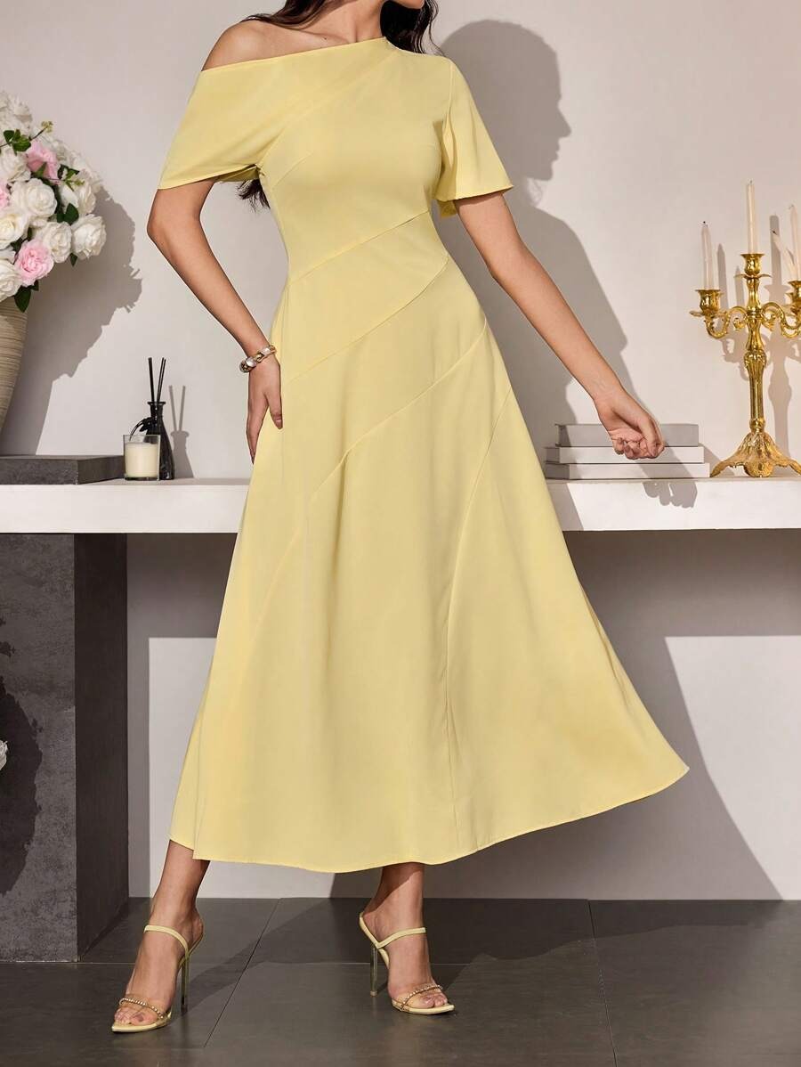 SHEIN Modely فستان أسيمتري أنيق