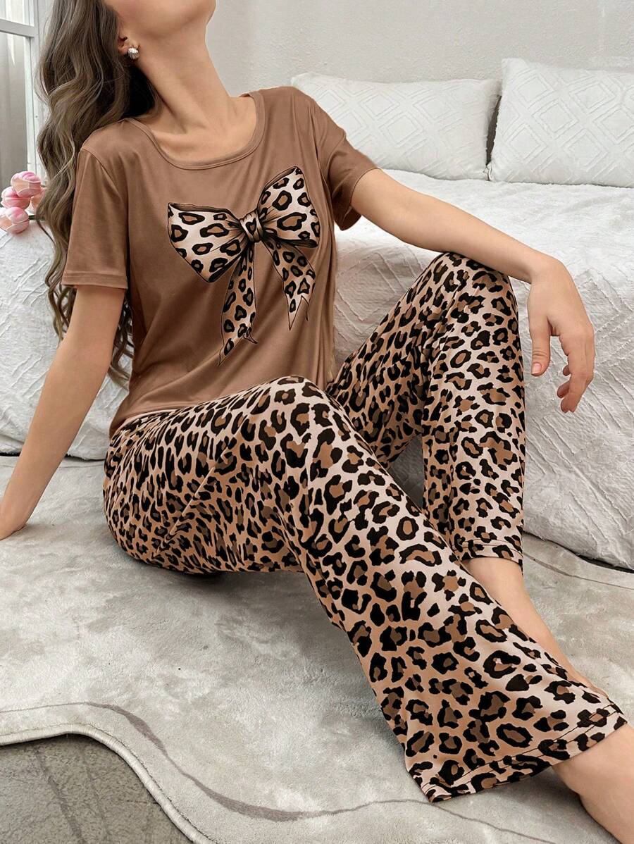 SHEIN طقم بيجامة قصير الأكمام بنطلون مطبوع فهد مع ربطة عنق