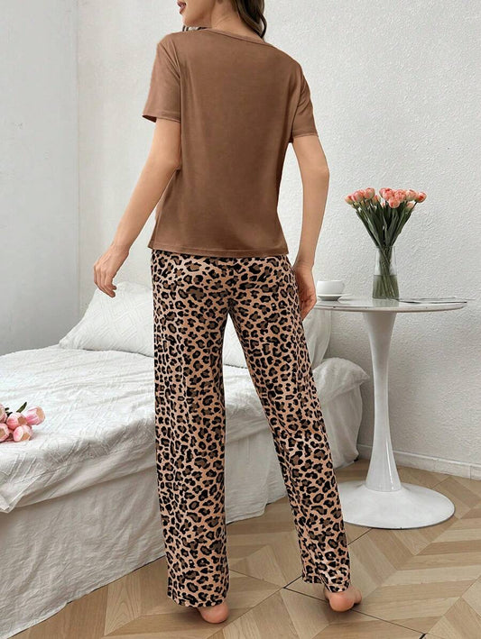 SHEIN طقم بيجامة قصير الأكمام بنطلون مطبوع فهد مع ربطة عنق