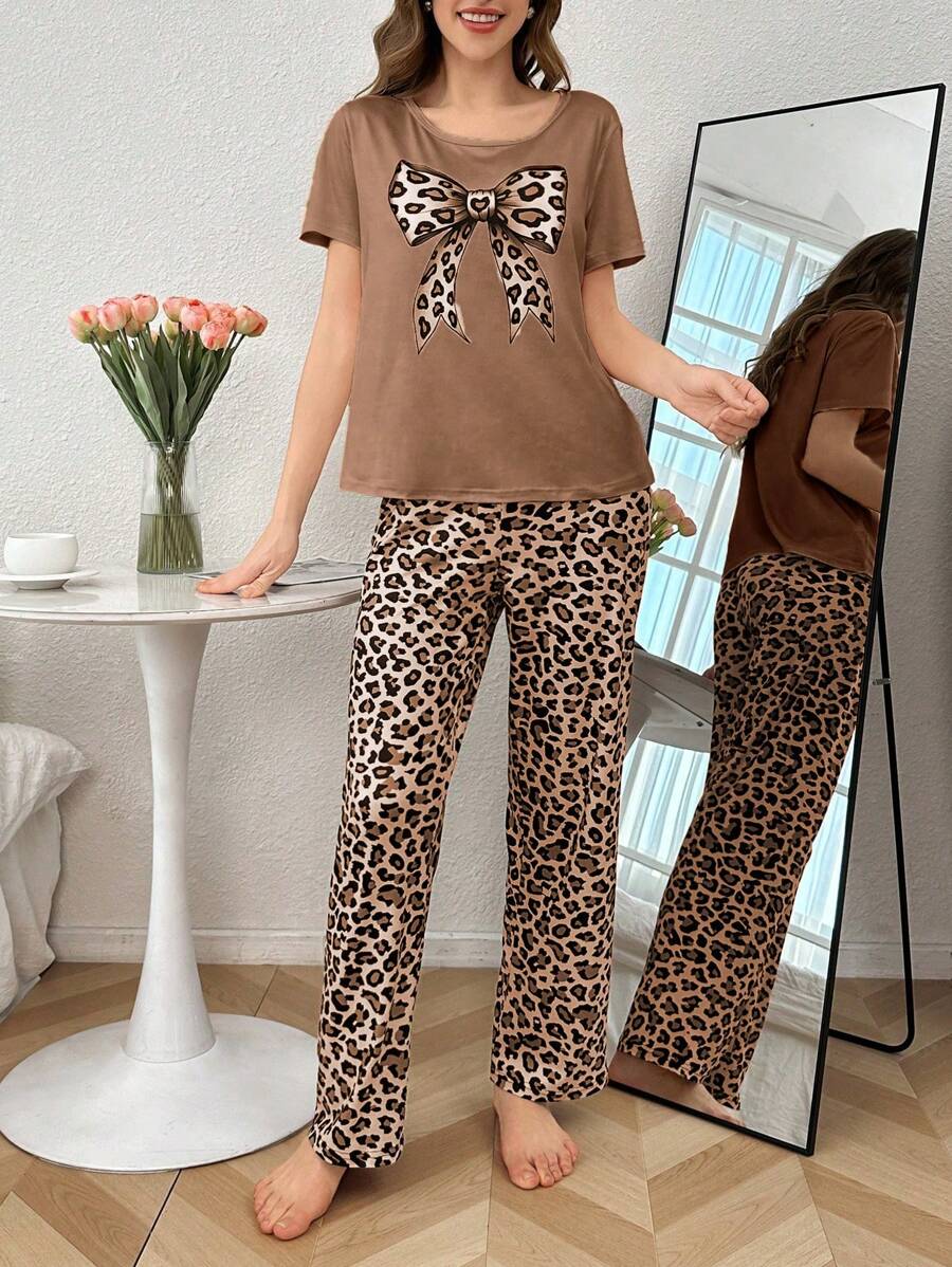 SHEIN طقم بيجامة قصير الأكمام بنطلون مطبوع فهد مع ربطة عنق