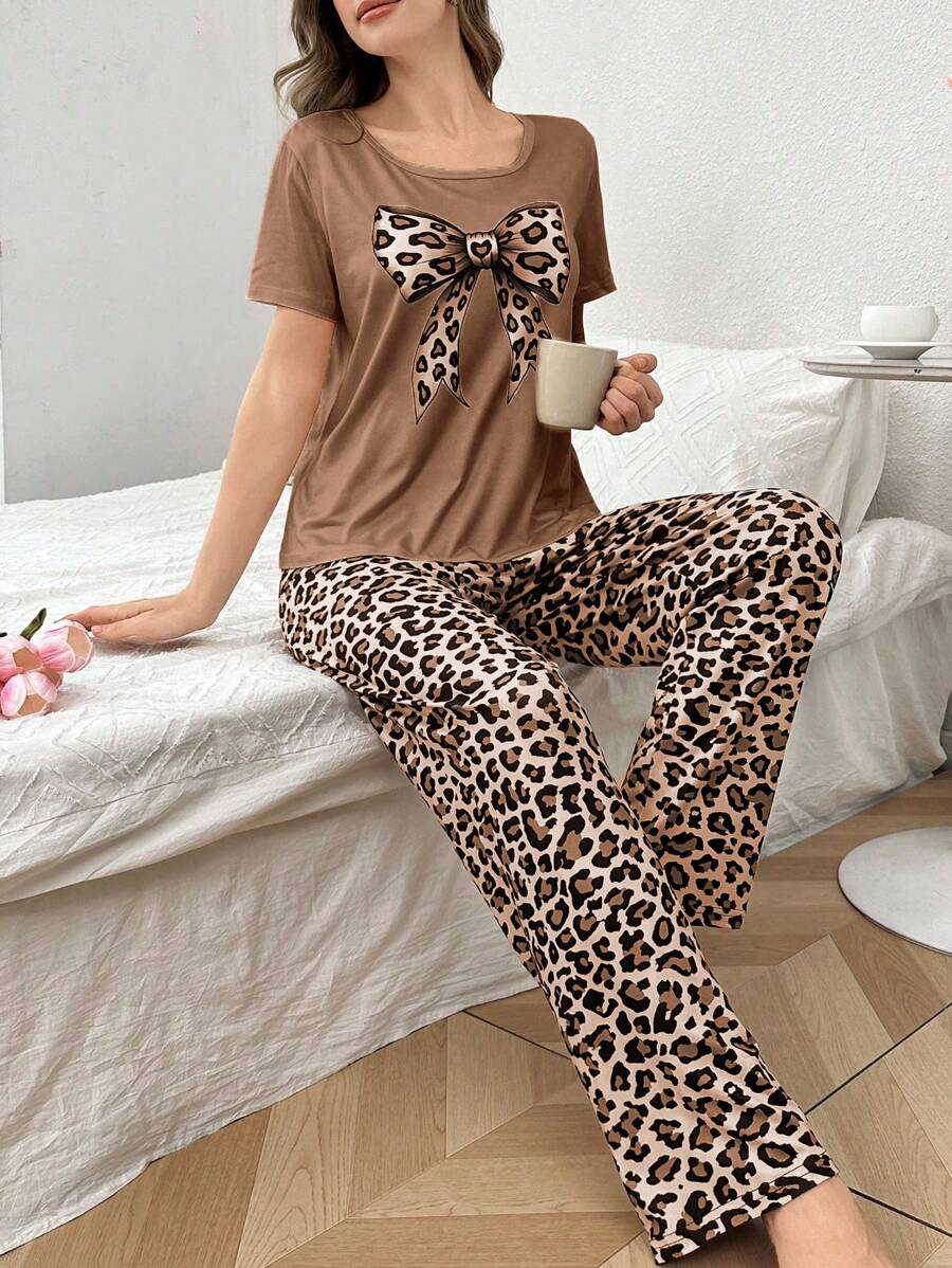 SHEIN طقم بيجامة قصير الأكمام بنطلون مطبوع فهد مع ربطة عنق