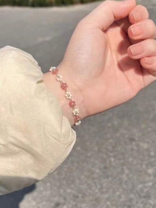 SHEIN سوار مطاطي مزين بخرز زهرة أبيض قابل للتعديل