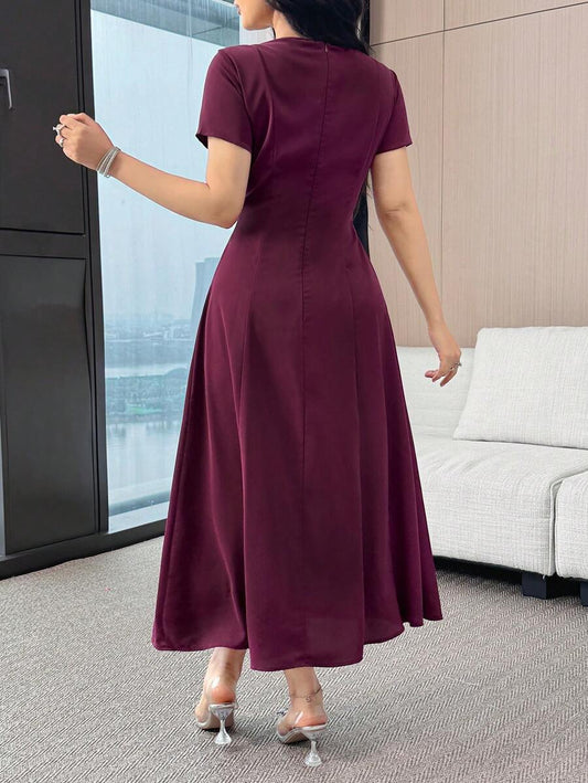 SHEIN Feyla فستان متوسط الطول بياقة دائرية وأكمام قصيرة مزين بفيونكة