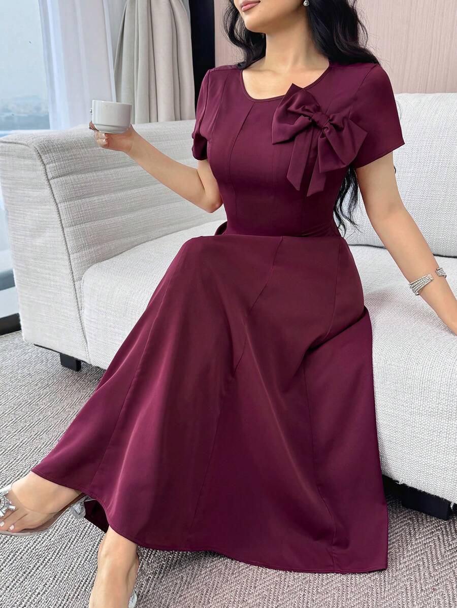 SHEIN Feyla فستان متوسط الطول بياقة دائرية وأكمام قصيرة مزين بفيونكة