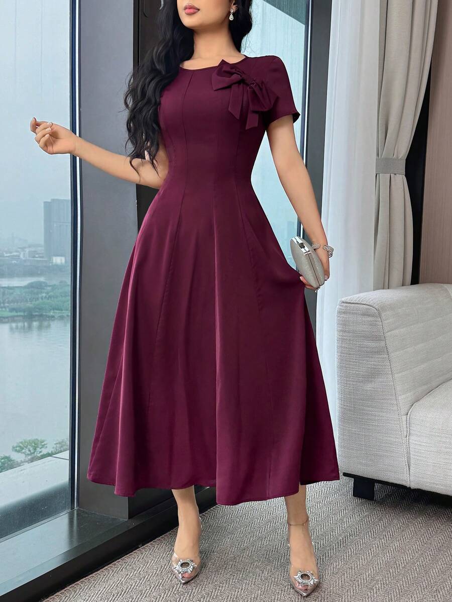 SHEIN Feyla فستان متوسط الطول بياقة دائرية وأكمام قصيرة مزين بفيونكة