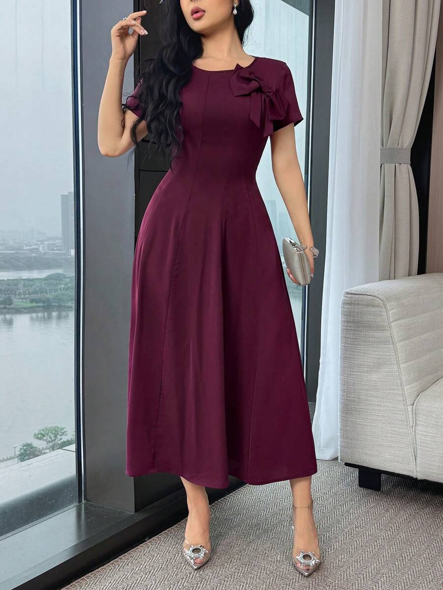 SHEIN Feyla فستان متوسط الطول بياقة دائرية وأكمام قصيرة مزين بفيونكة