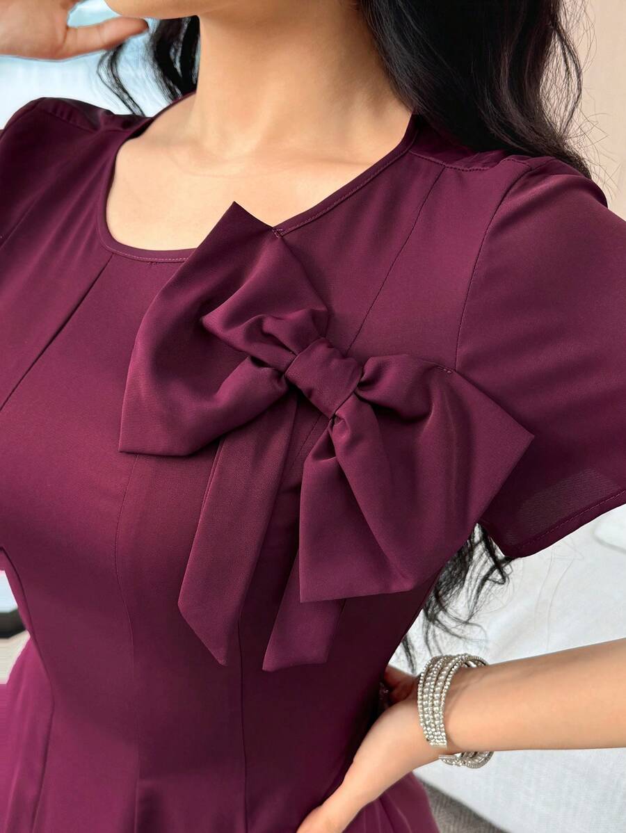 SHEIN Feyla فستان متوسط الطول بياقة دائرية وأكمام قصيرة مزين بفيونكة
