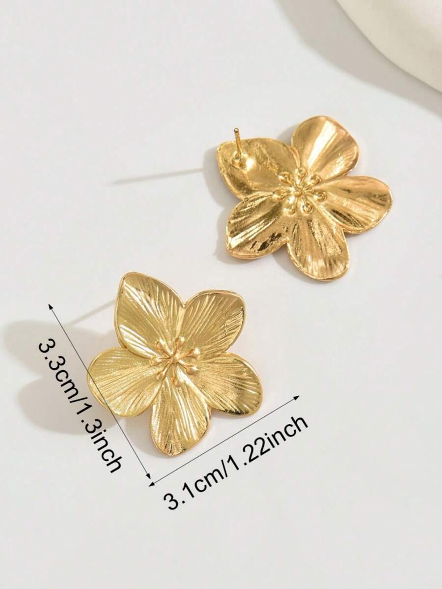 SHEIN زوج أقراط ذهبية بتصميم أزهار