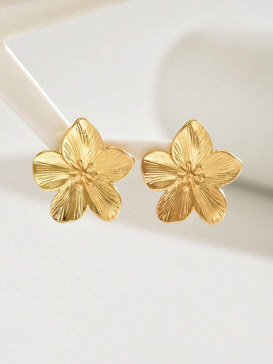 SHEIN زوج أقراط ذهبية بتصميم أزهار