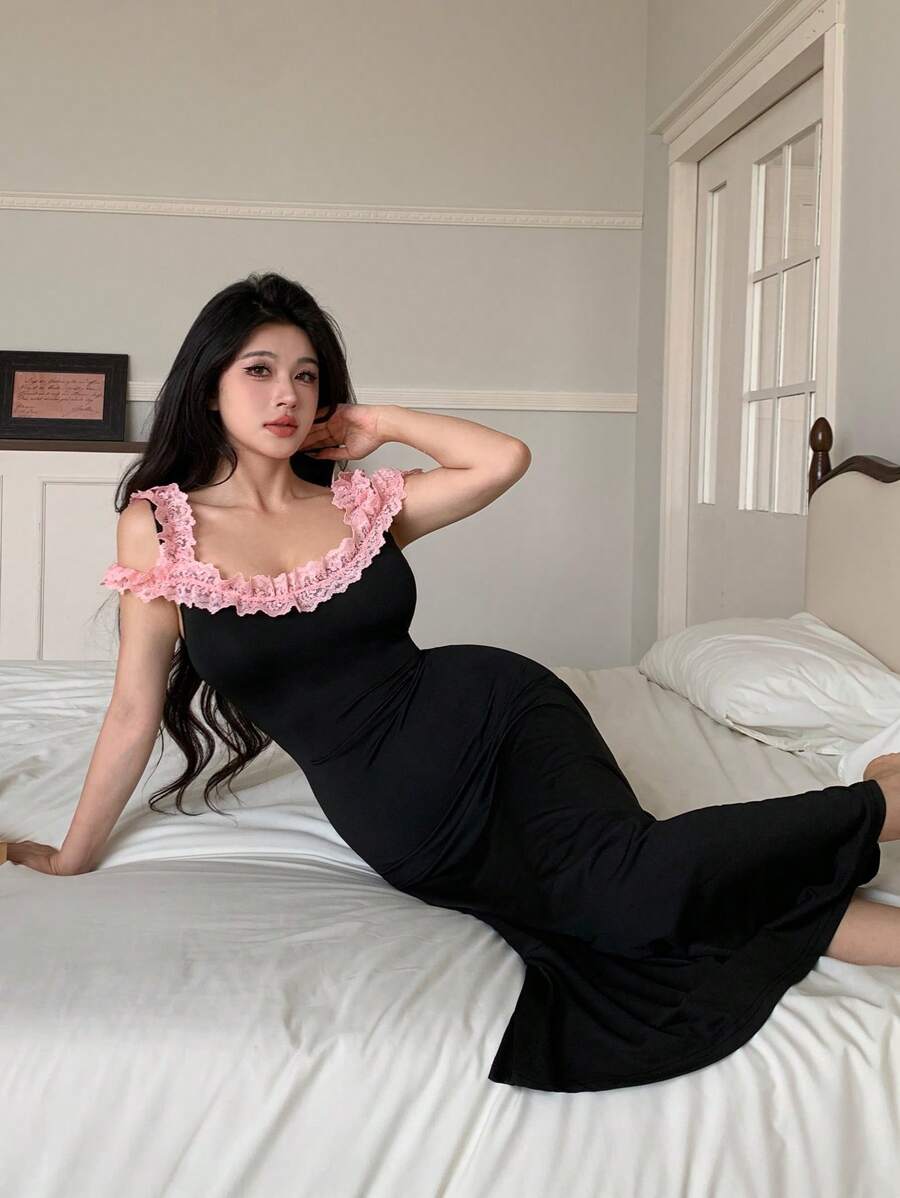 SHEIN فستان نوم أسود بتصميم كتف بارز وتفاصيل دانتيل