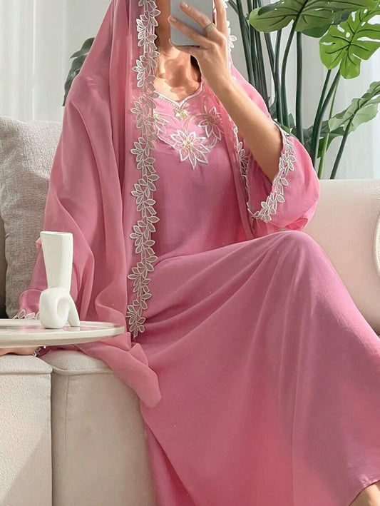 SHEIN Najma فستان وردي محتشم مطرز بزخارف وأزهار مع طرحة طويلة