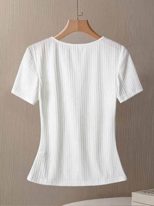 SHEIN GlowEve تي شيرت أبيض بأكمام قصيرة بتصميم بسيط وأزرار