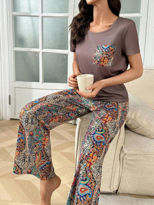 SHEIN Doze Lane طقم بيجامة قطعتين بطبعة بلوزة بياقة دائرية وجيب وبنطلون