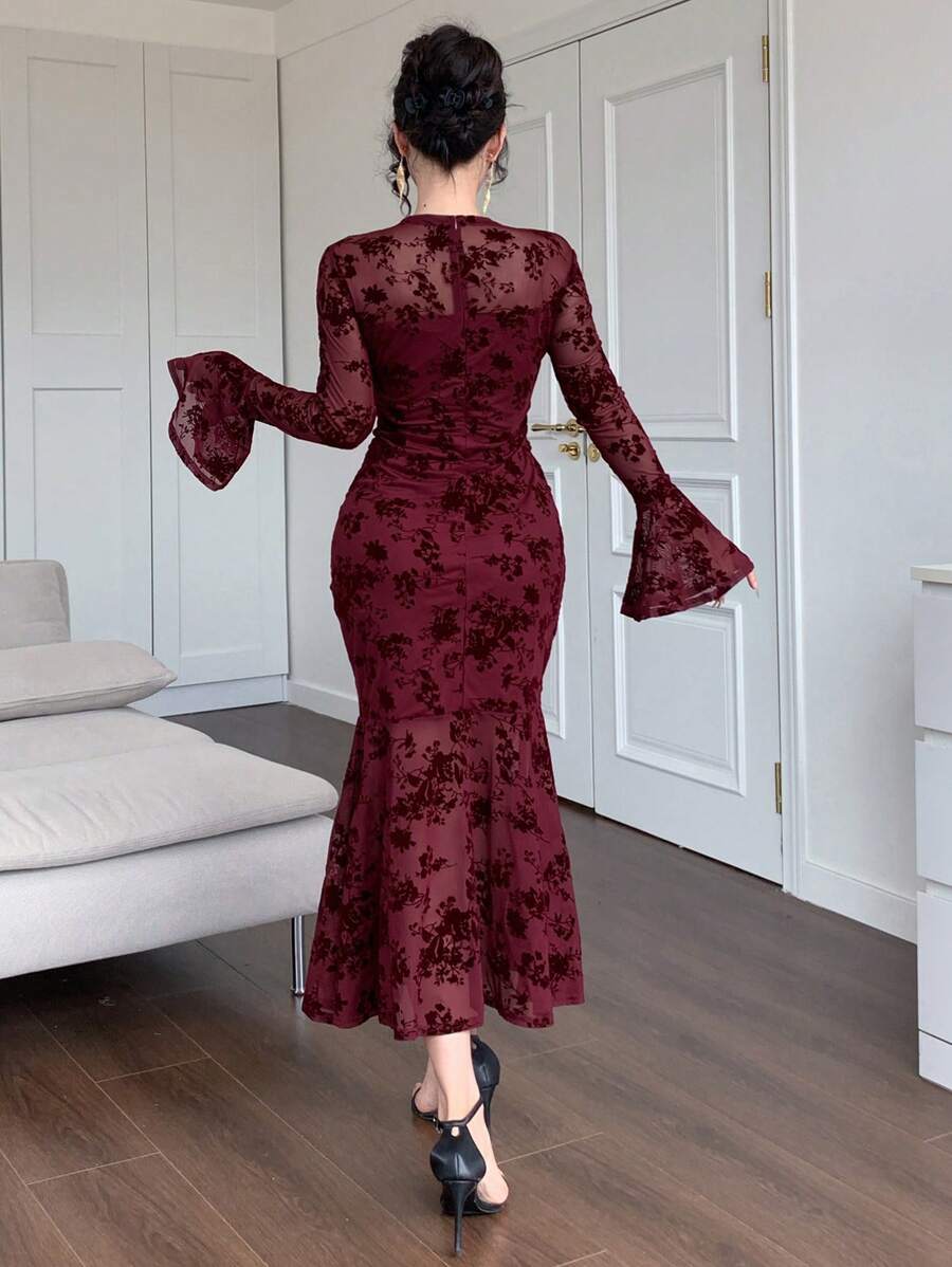 SHEIN DAZY فستان طويل أكمام جرس مطبوع زهري أحمر