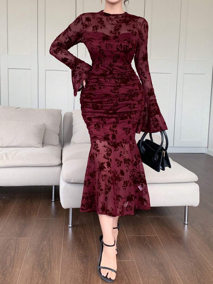 SHEIN DAZY فستان طويل أكمام جرس مطبوع زهري أحمر