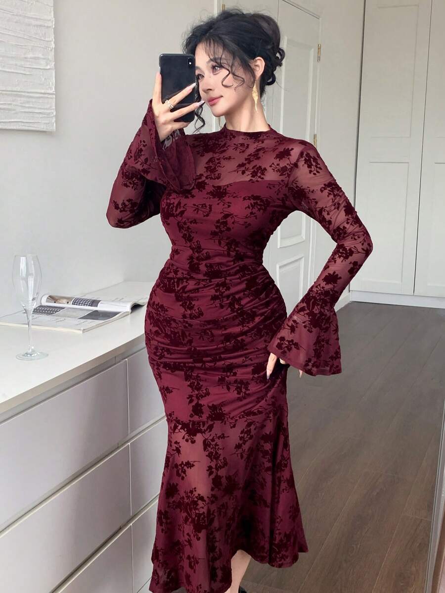 SHEIN DAZY فستان طويل أكمام جرس مطبوع زهري أحمر