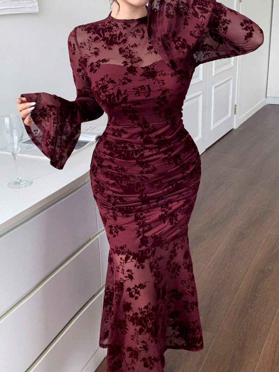 SHEIN DAZY فستان طويل أكمام جرس مطبوع زهري أحمر