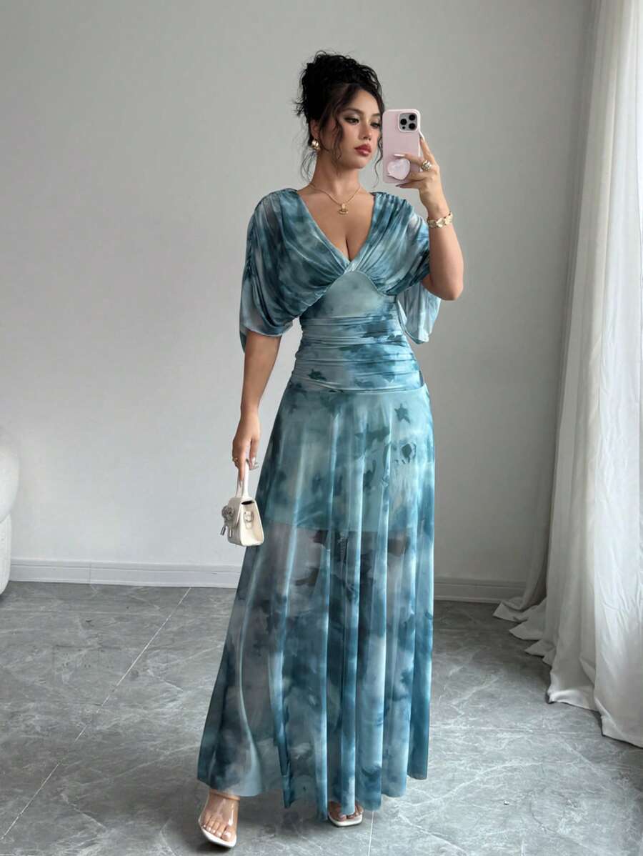 SHEIN Elenzga فستان أزرق طويل بطبعة عتيقة