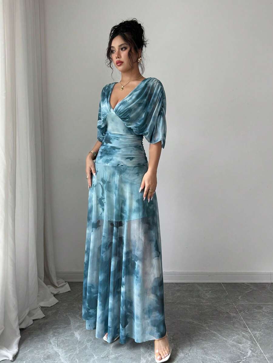 SHEIN Elenzga فستان أزرق طويل بطبعة عتيقة