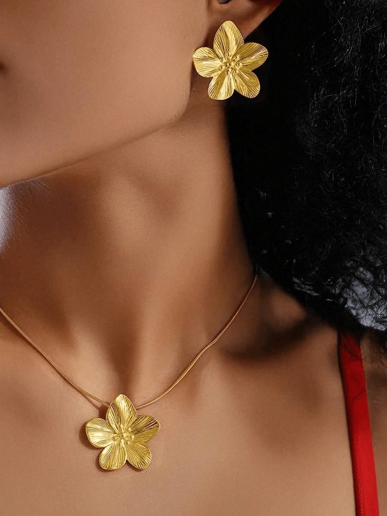 SHEIN مجوهرات بتصميم زهرة فولاذ ذهبي خماسية البتلات