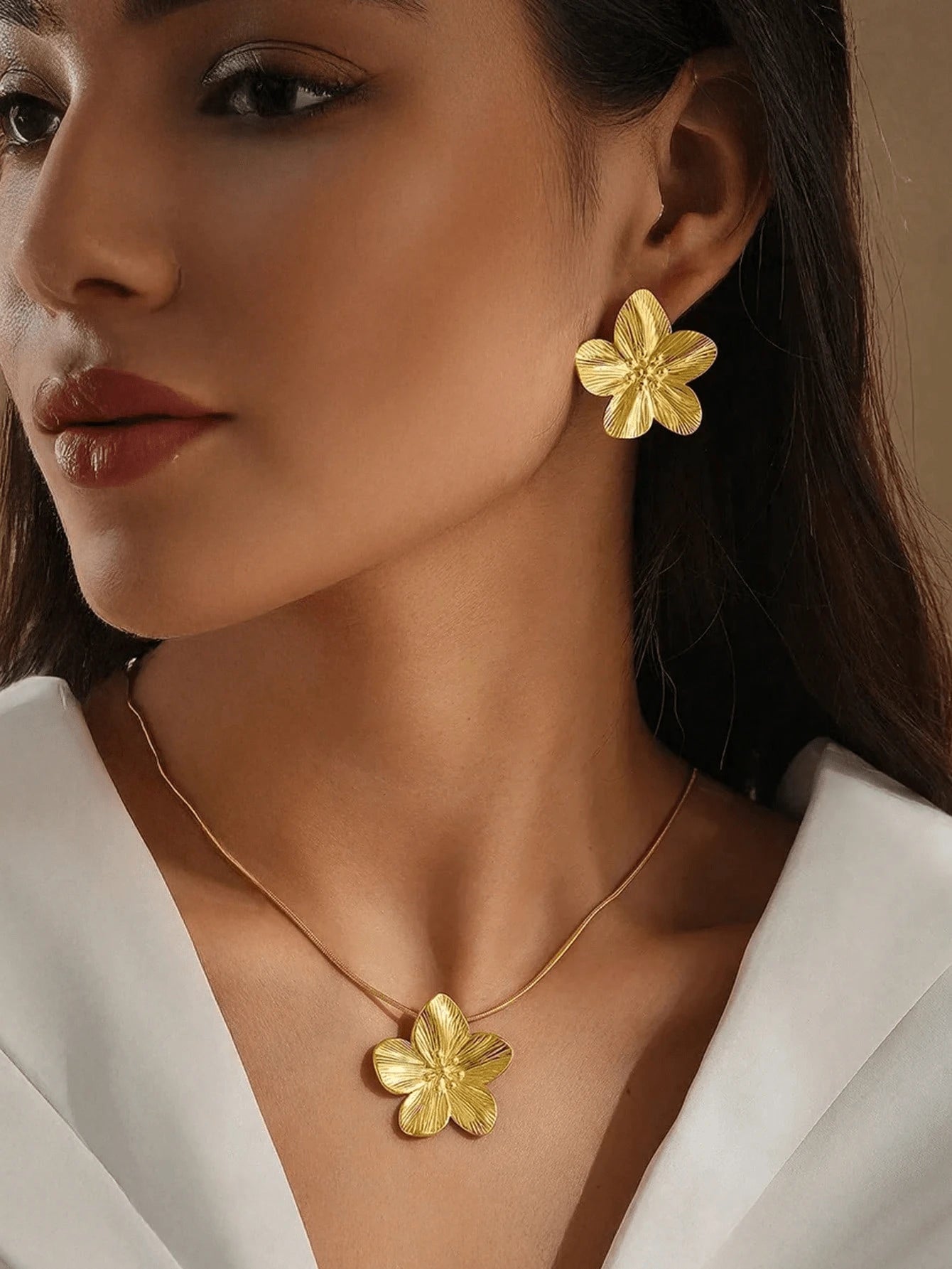 SHEIN مجوهرات بتصميم زهرة فولاذ ذهبي خماسية البتلات