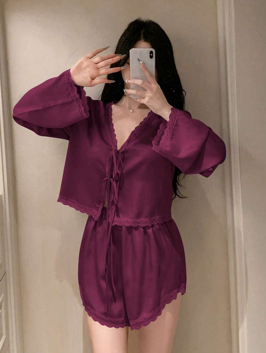 SHEIN DAZY طقم بيجامة من الساتان من توب وشورت بتصميم الدانتيل والفيونكة