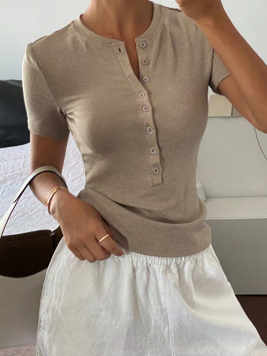SHEIN DAZY تي شيرت بأكمام قصيرة بلون كاكي