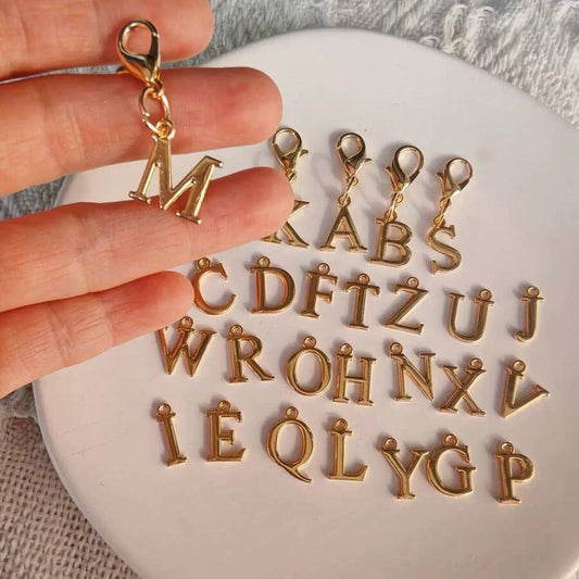 SHEIN سلسلة مفاتيح نحاسية ذهبية بحرف الاسم للديكور والإكسسوارات