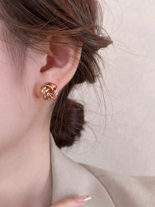 SHEIN أقراط نسائية بتصميم فريد وملمس بسيط