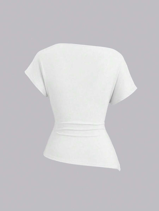 SHEIN Sweetra تي شيرت أبيض غير متماثل بأكمام قصيرة