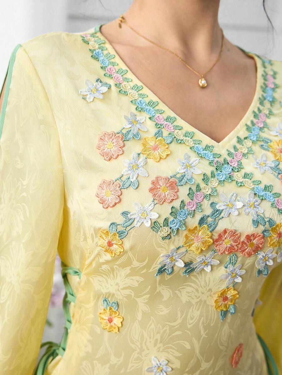 SHEIN Yasmyna فستان أصفر بأكمام جرس مزخرف بألوان زهرية