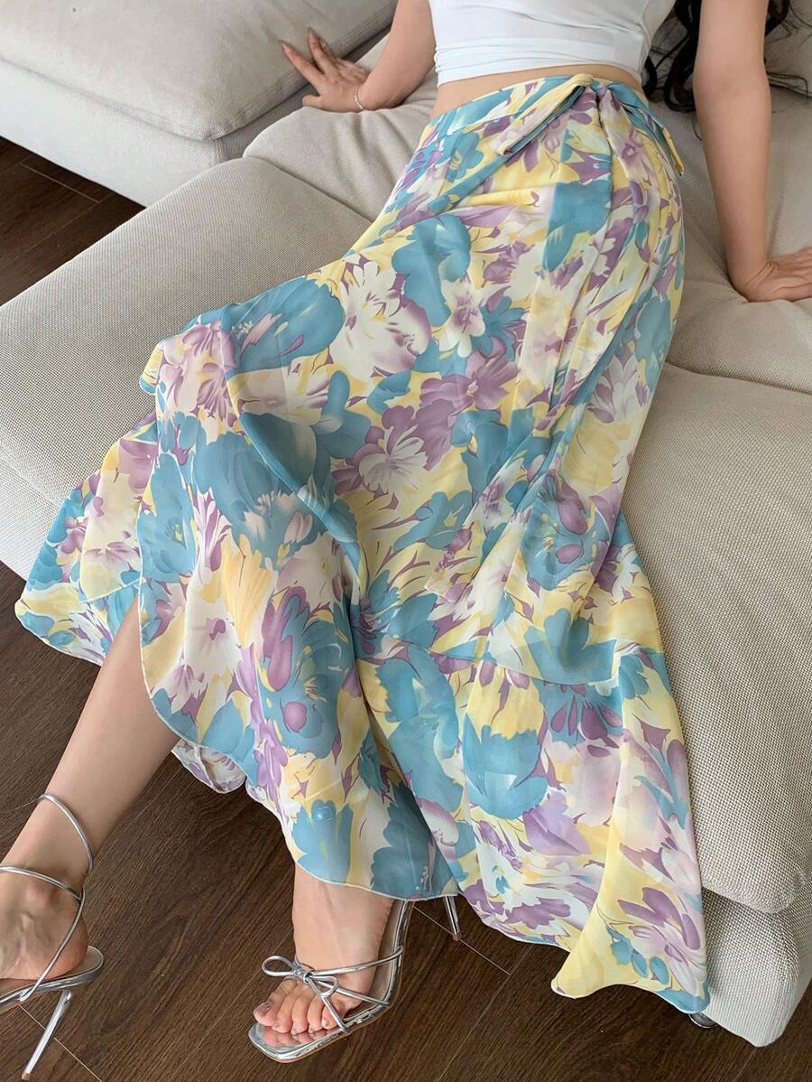 SHEIN DAZY تنورة مطبوعة بزهور شيفون بكشكشة في الذيل