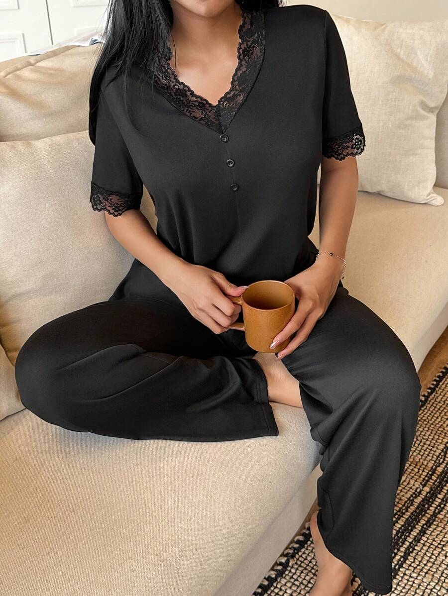 SHEIN Snug Zone بيجامة سوداء بأكمام قصيرة وبنطال تطريز من قطن مريح