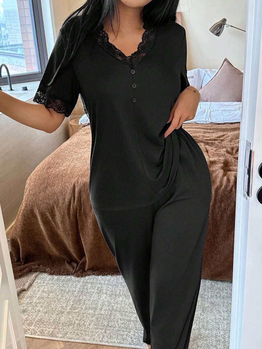 SHEIN Snug Zone بيجامة سوداء بأكمام قصيرة وبنطال تطريز من قطن مريح