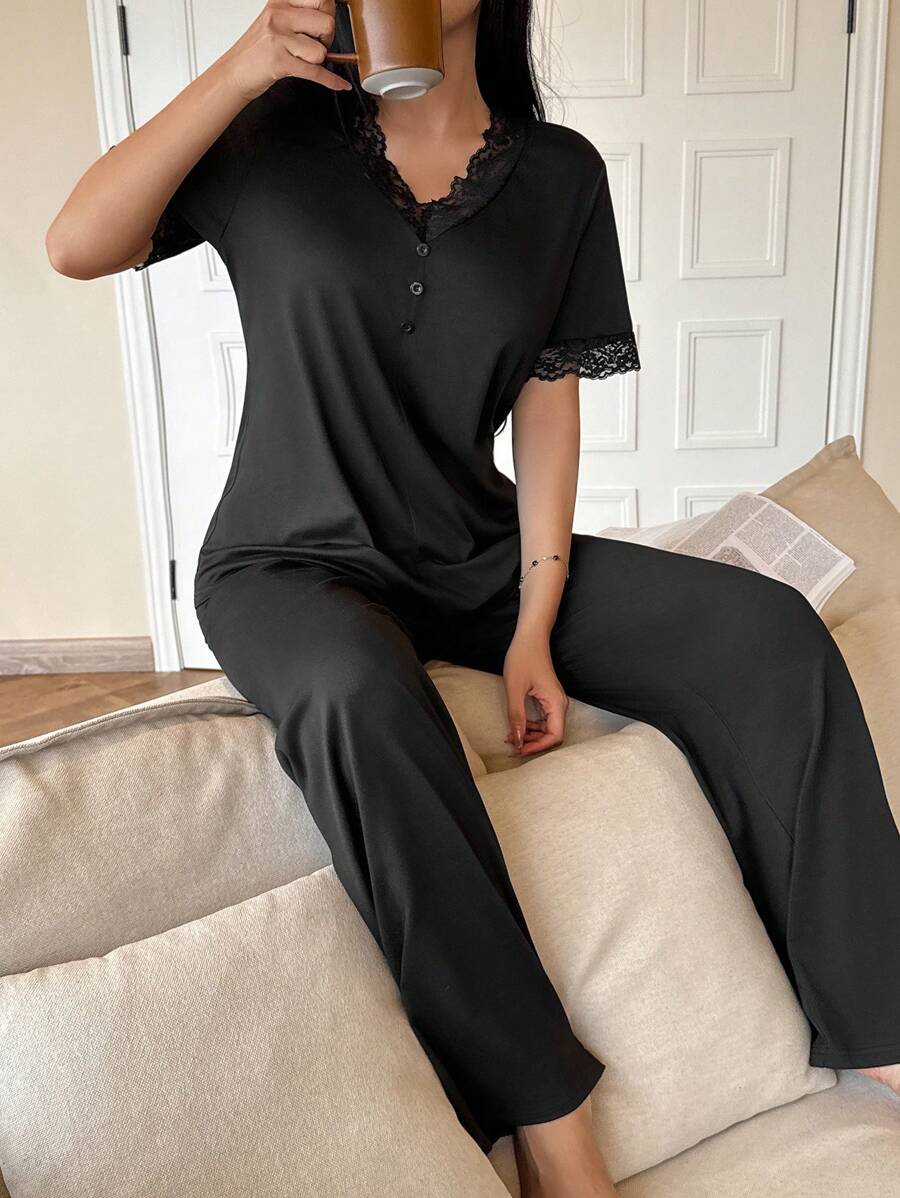 SHEIN Snug Zone بيجامة سوداء بأكمام قصيرة وبنطال تطريز من قطن مريح