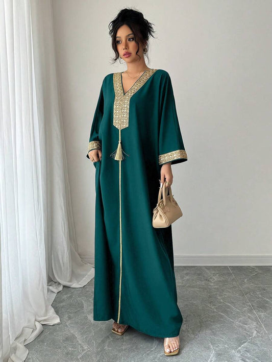 SHEIN Rafferiza فستان عربي مزين بسلسلة ذهبية وشرابات