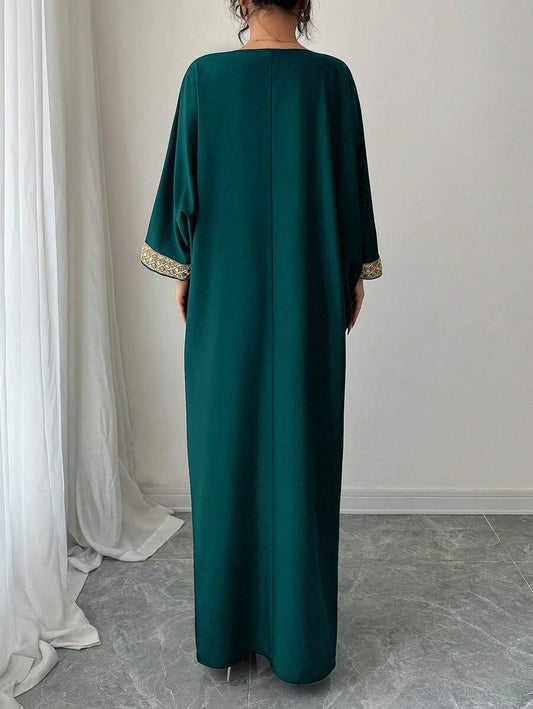 SHEIN Rafferiza فستان عربي مزين بسلسلة ذهبية وشرابات