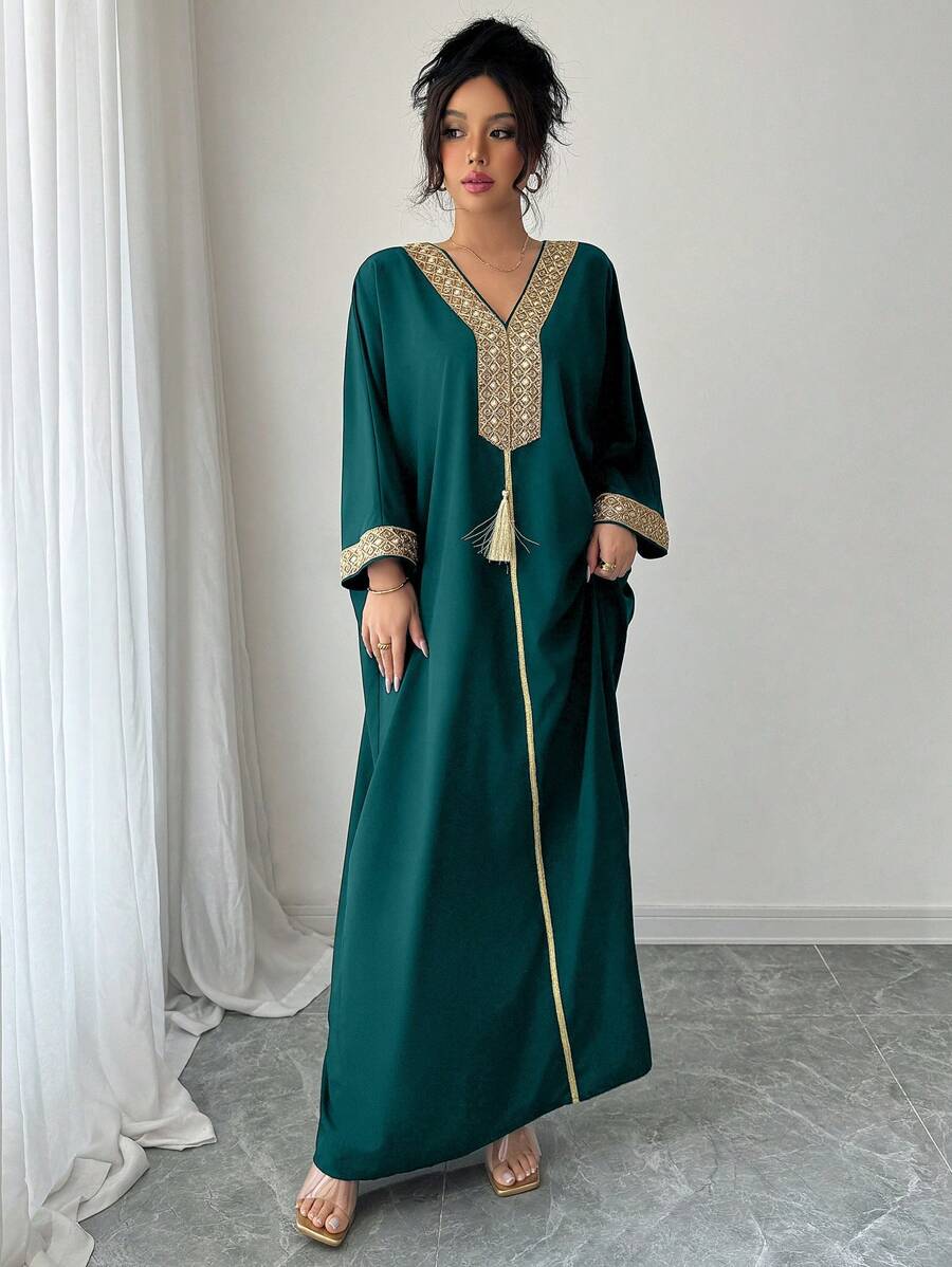 SHEIN Rafferiza فستان عربي مزين بسلسلة ذهبية وشرابات
