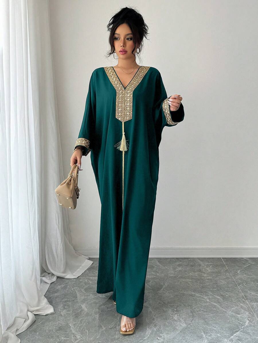 SHEIN Rafferiza فستان عربي مزين بسلسلة ذهبية وشرابات