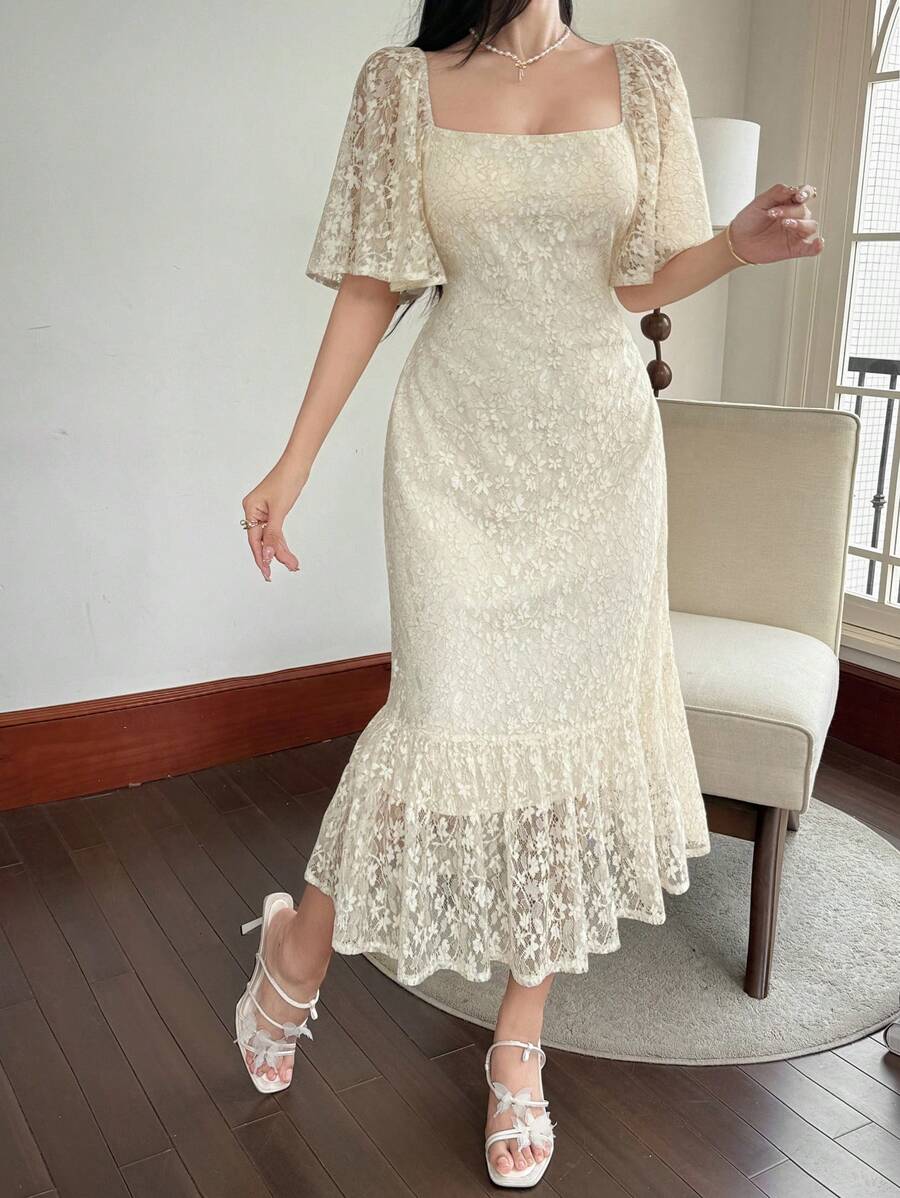 SHEIN DAZY فستان بطبعات زهور برقبة مربعة وكشكشة في الذيل