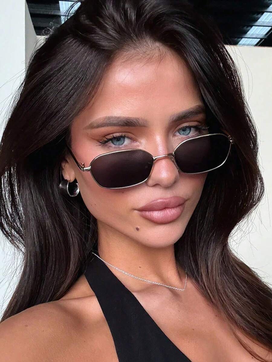 SHEIN نظارة شمس بإطار صغير بلون أسود