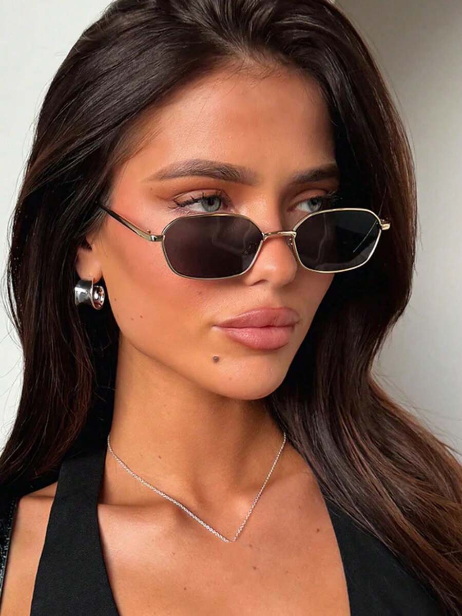 SHEIN نظارة شمس بإطار صغير بلون أسود