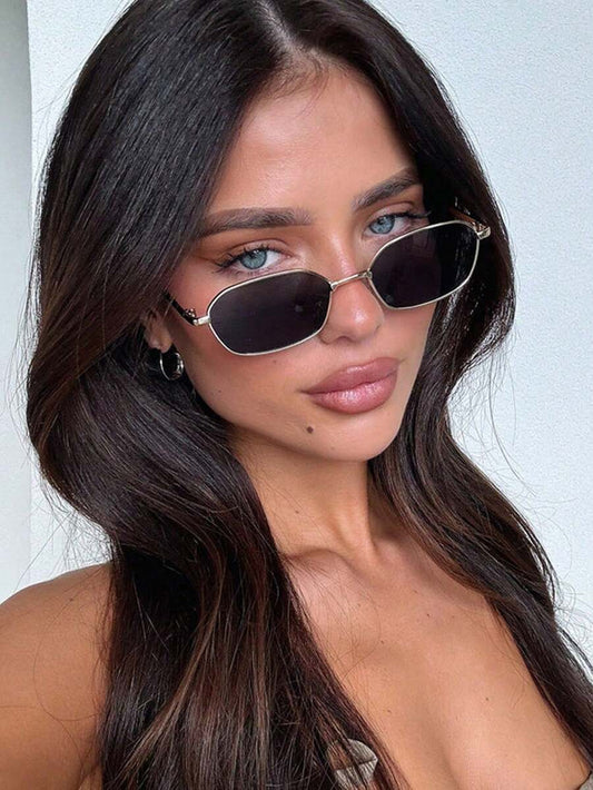 SHEIN نظارة شمس بإطار صغير بلون أسود