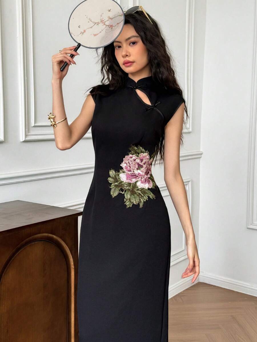 SHEIN EastFlair فستان أسود طويل بطبعة زهور وأزرار بطراز صيني