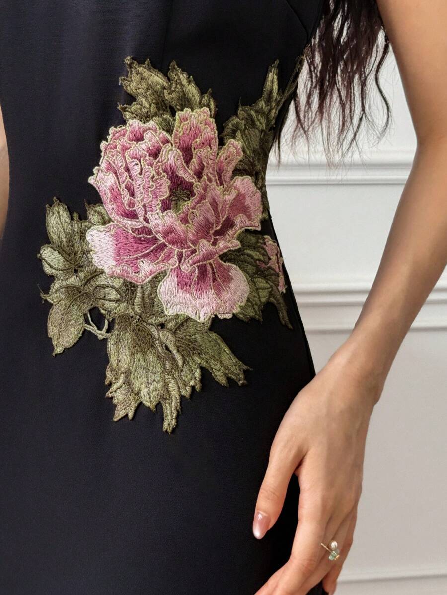 SHEIN EastFlair فستان أسود طويل بطبعة زهور وأزرار بطراز صيني
