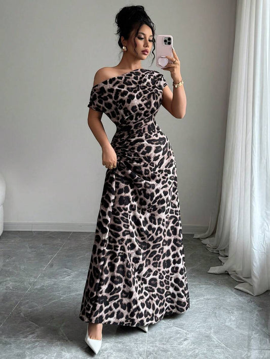 SHEIN Elenzga فستان بني بطبعة نمرية بكتف غير متماثل وخصر مطوي