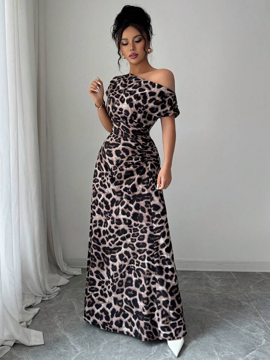 SHEIN Elenzga فستان بني بطبعة نمرية بكتف غير متماثل وخصر مطوي