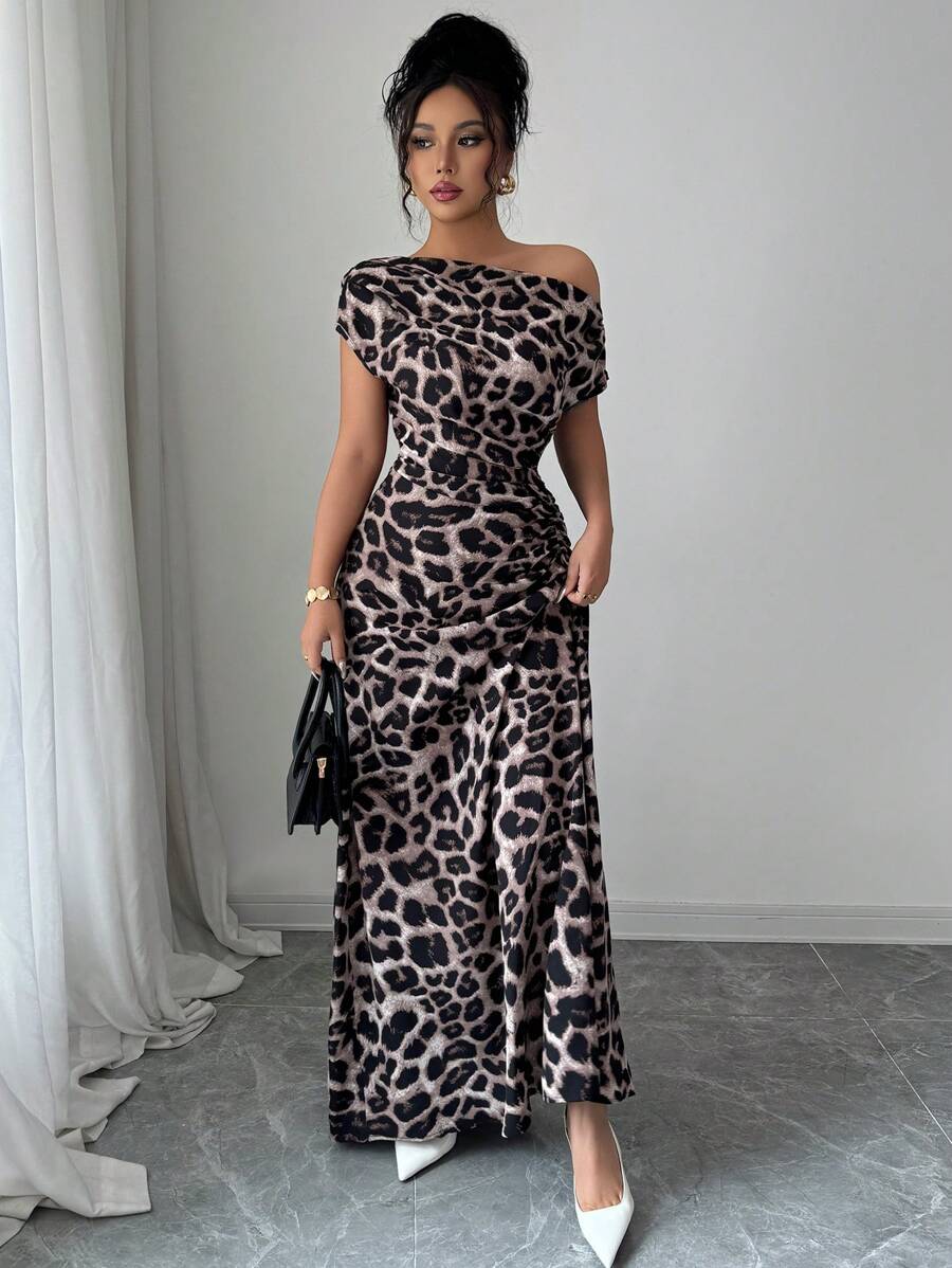 SHEIN Elenzga فستان بني بطبعة نمرية بكتف غير متماثل وخصر مطوي