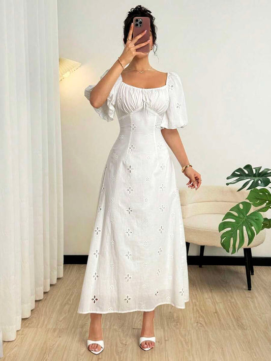 SHEIN Modelyn فستان أبيض مطرز بياقة مربعة وأكمام منتفخة وخصر مربوط